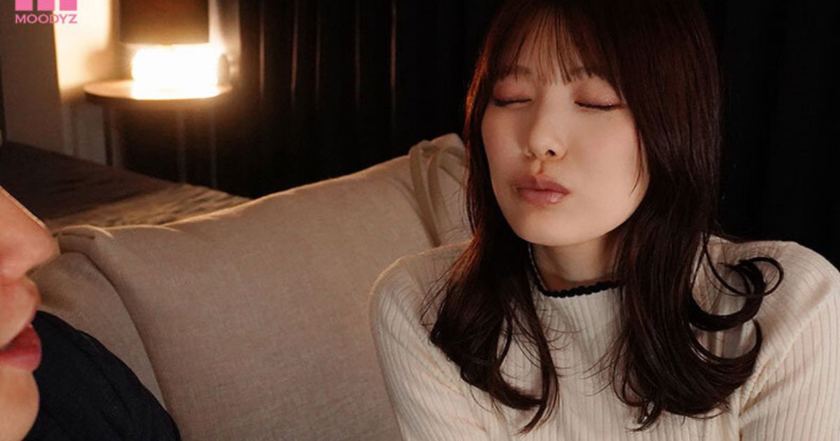 石川澪 MIDV-304「終電逃して僕の部屋にお泊り」メインビジュアル──少し頬を赤らめた、酔った先輩としての石川澪