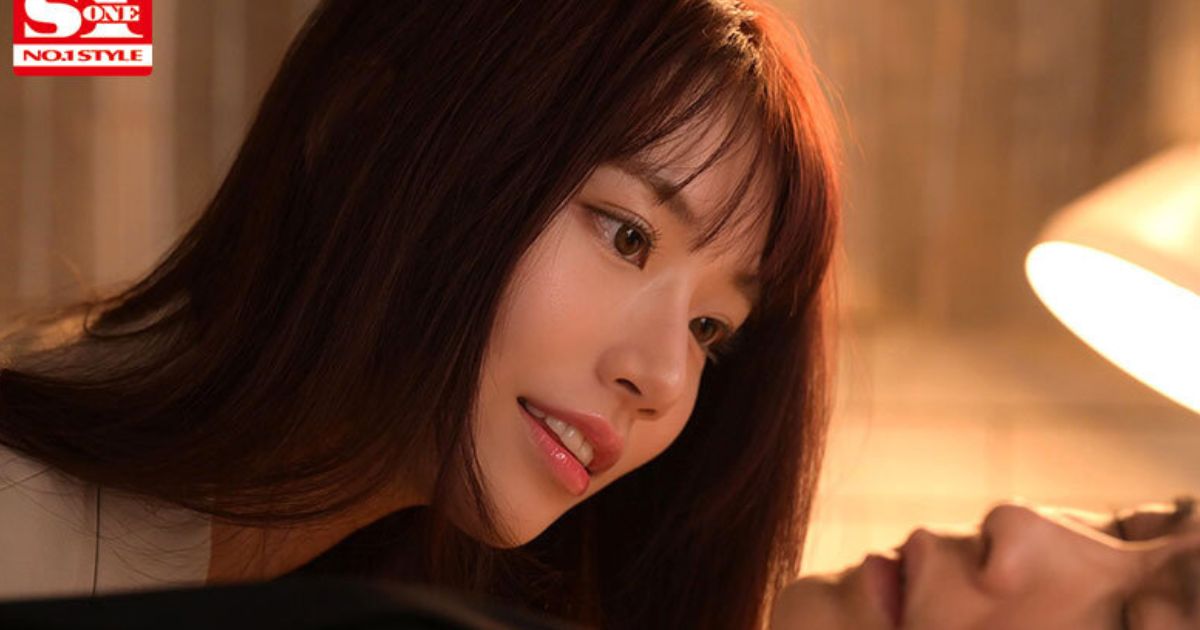 河北彩花 SSIS-951「夜、ホテル、女上司と二人きり。相部屋逆NTR」メインビジュアル──出張先のホテルの夜、後輩を「逆NTR」しにくる憧れの女上司・河北先輩の艶やかな笑みと計算された色気が同居する一枚