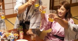明日花キララ主演のNTRシチュエーションAV『SSNI-043 NTR 昔ヤリマンだった彼女が社員旅行で遂にやらかした！！裏切り宴会ビデオ』のパッケージと、作中の泥酔宴会＆他の男に抱かれる濃厚ハメの見どころをまとめたレビュー記事のアイキャッチ画像